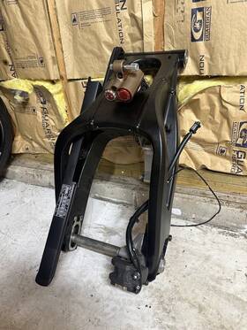 61000-17k00-yap Suzuki 17-23 Gsxr1000r Oem Straight Rear Swingarm Suspension W Caliper 61000-17k00-yap Suzuki 17-23 Gsxr1000r Oem Straight Rear Swingarm Suspension W Caliper