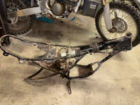 3j0-21110-00-33 Yamaha 80 81 Dt-125 Dt-175 Frame And Swingarm