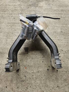 4xy-21315-20-00 Yamaha 04-13 Royal Star Venture Xvz13 Left Right Engine Mounting Bracket Set